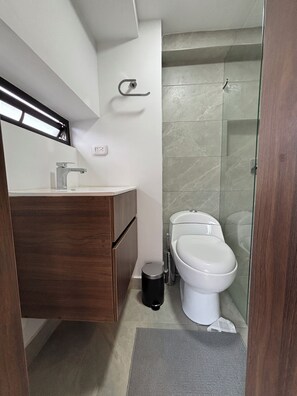 Dusj, håndklær og toalettpapir