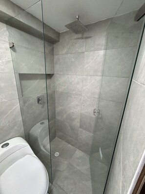 淋浴設備、提供毛巾、廁紙