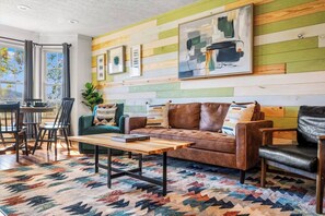 Living area - Smoky Twin Lodge! Close to Dollywood/2 HotTubs/2 Theater Rooms/2 Townhomes in 1! (Sevierville)