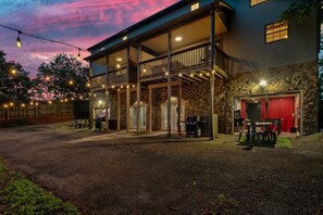 Exterior - Smoky Twin Lodge! Close to Dollywood/2 HotTubs/2 Theater Rooms/2 Townhomes in 1! (Sevierville)