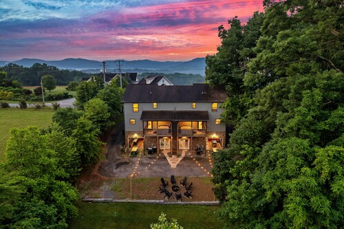 Smoky Twin Lodge! Close to Dollywood/2 HotTubs/2 Theater Rooms/2 Townhomes in 1!