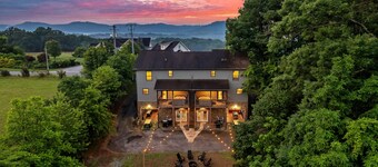 Smoky Twin Lodge! Close to Dollywood/2 HotTubs/2 Theater Rooms/2 Townhomes in 1!