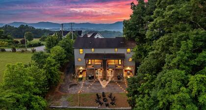 Smoky Twin Lodge! Close to Dollywood/2 HotTubs/2 Theater Rooms/2 Townhomes in 1!