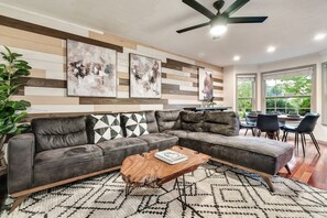 Smart TV, chimenea y futbolito 
