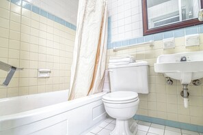 Habitación, 1 cama King size, para no fumadores | Baño | Amenidades de baño gratuitas y toallas 