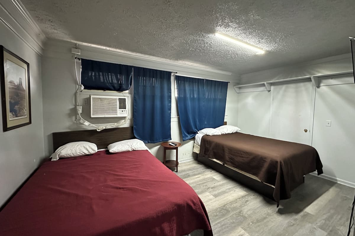 3 Queen Beds with Kitchenette | Free WiFi, bed sheets