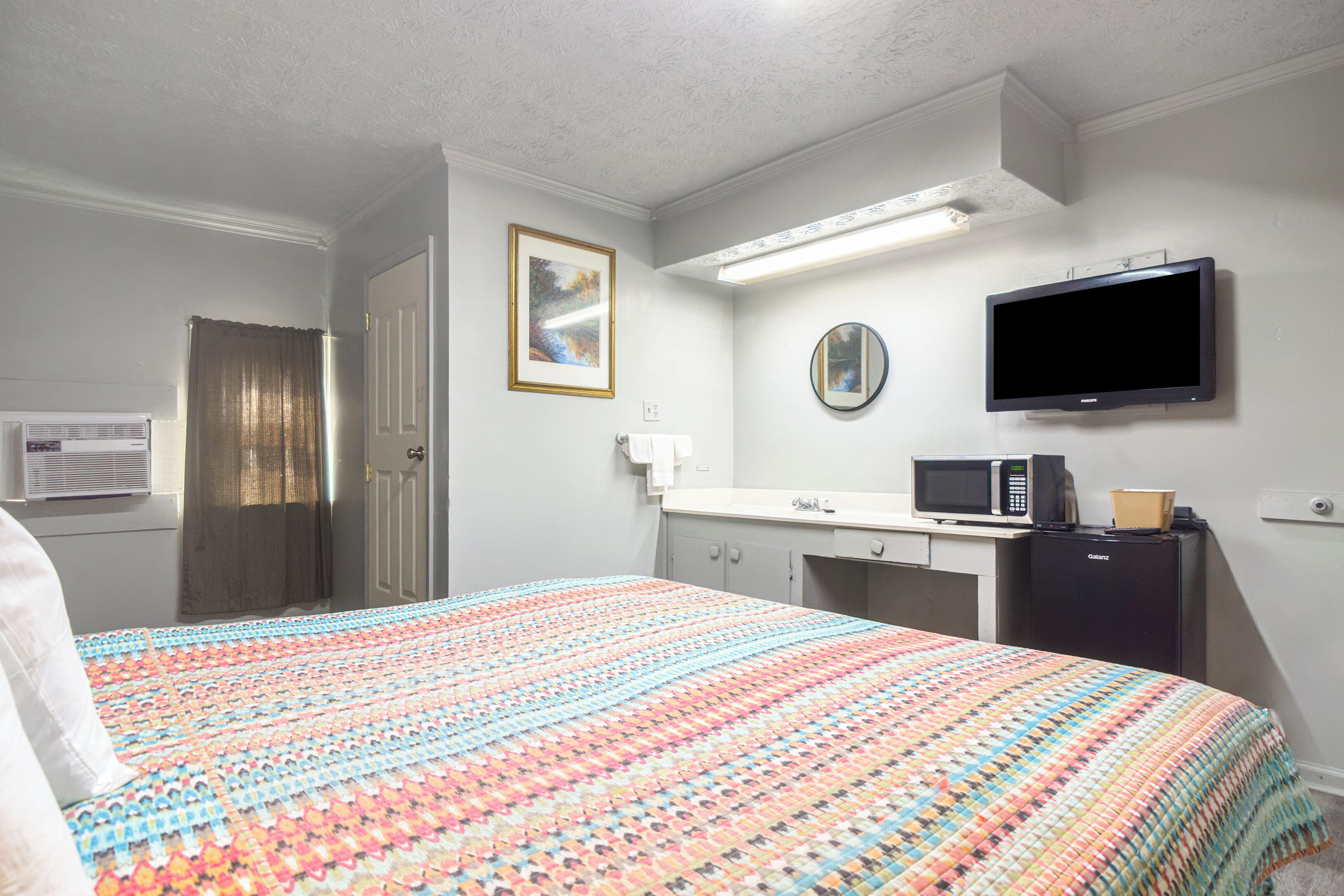 Room, 1 Queen Bed, Non Smoking | Free WiFi, bed sheets