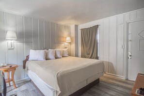 Room, 1 King Bed, Smoking | Free WiFi, bed sheets - Colony Inn By OYO Columbus US-280 (Columbus)