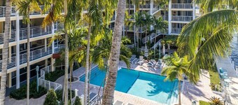Boca Waterfront • Walk to Beach • Pool & Hot Tub • Gym • Parking