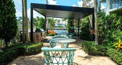 Boca Waterfront âą Walk to Beach âą Pool & Hot Tub âą Gym âą Parking
