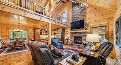Luxury 3BR Authentic Log Cabin Retreat w/Hot Tub-Near Wineries, GOTL & Spire