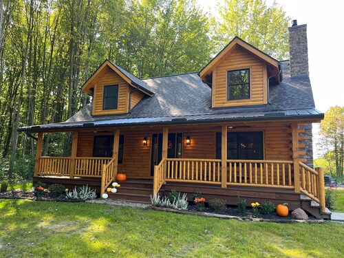 Peaceful 3BR Cabin Retreat w/Hot Tub-Near Wineries, Geneva-on-the-Lake & Spire