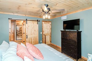3 bedrooms, desk, iron/ironing board, free WiFi - Peaceful 3BR Cabin Retreat w/Hot Tub-Near Wineries, Geneva-on-the-Lake & Spire (Geneva)