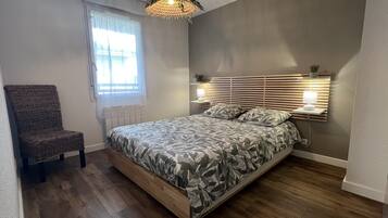 1 quarto, ferros/tábuas de passar roupa, roupa de cama