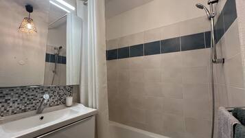 Secador de cabelo, toalhas de banho, papel higiênico