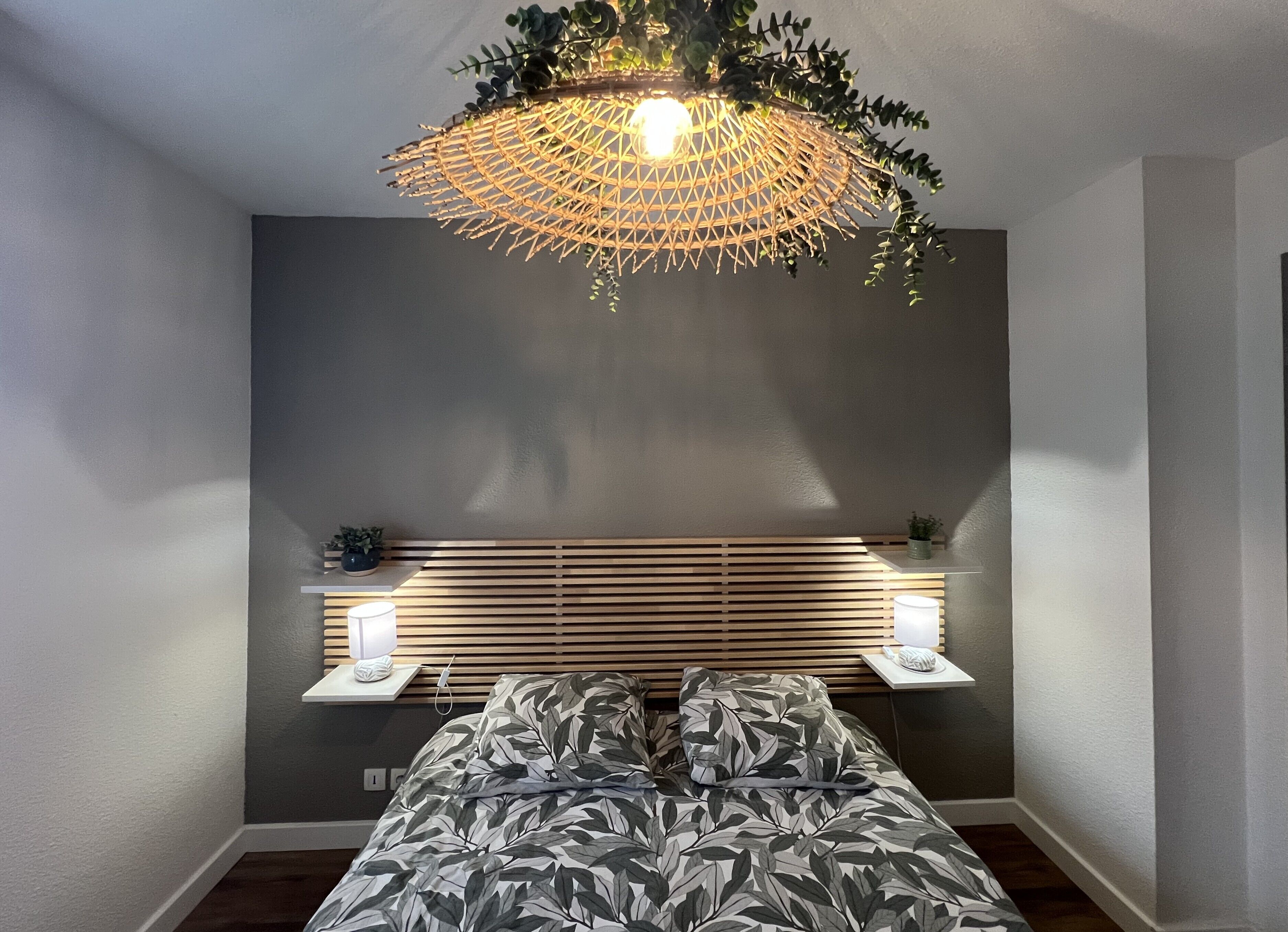 1 habitación, tabla de planchar con plancha y ropa de cama 