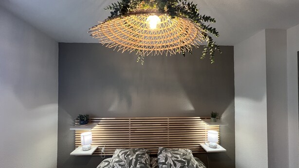 A modern bedroom with a bed, bedside tables, a wall-mounted light fixture, and a ceiling fan. - 1 bedroom private vacation home in albi (Albi)