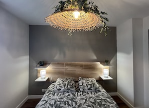 1 chambre, fer et planche à repasser, draps fournis