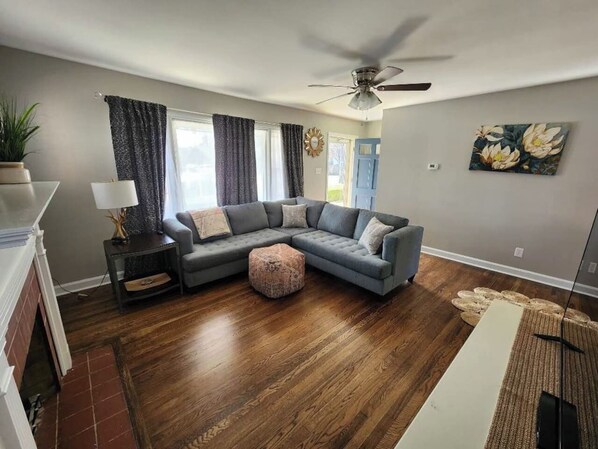 TV - Charming Home in Southland – Cozy & Spacious! (Lexington)