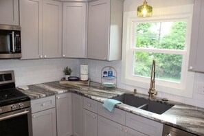 Een koelkast, een magnetron, een oven, een kookplaat