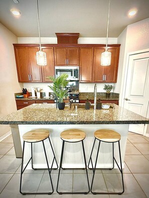 Kjøleskap og kokeplater