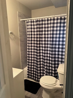 Serviettes fournies, papier toilette