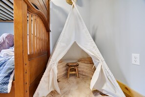 5 bedrooms, travel crib, free WiFi, bed sheets
