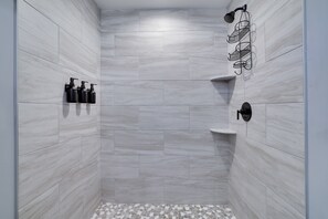 Douche, séchoir à cheveux, serviettes fournies
