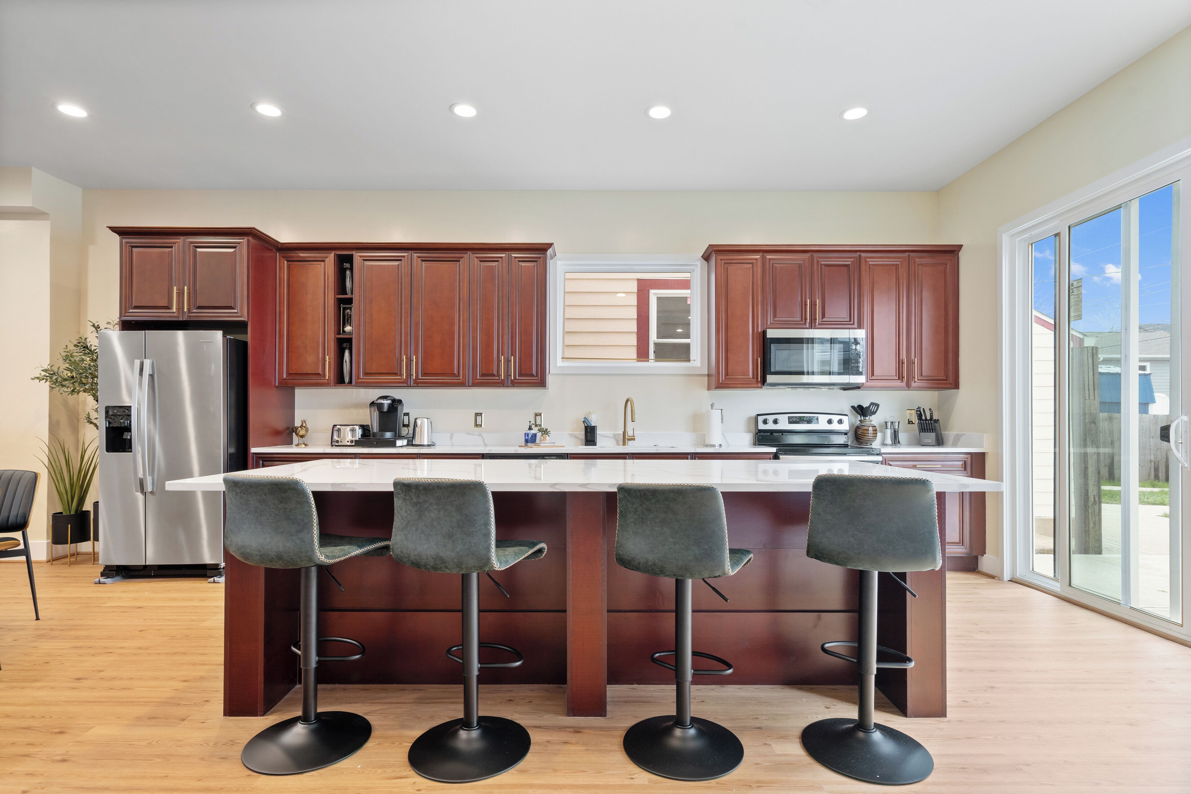 Geladeira, micro-ondas, fogão, cooktop