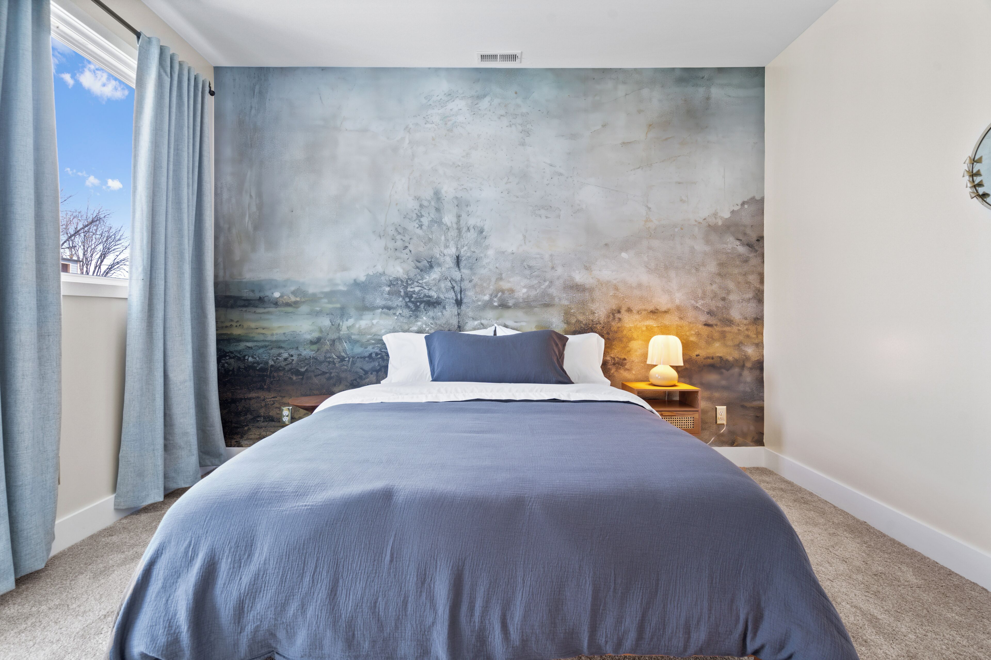 6 bedrooms, desk, iron/ironing board, travel crib