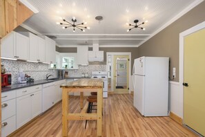 Fridge, microwave, oven, stovetop - Charming 1 Bedroom in the heart of Goosetown (Anaconda)