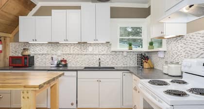1 Bedroom Goosetown Getaway w/ Twinkle Lights & Wifi