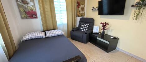 1 bedroom, in-room safe, iron/ironing board, free WiFi