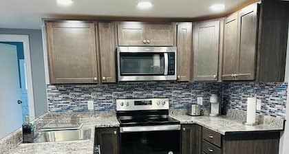 Your getaway home Charming 3-bedroom house in fabulous Mayfield with WiFi, AC.