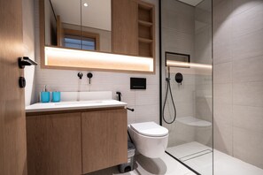 Een douche, een haardroger, handdoeken