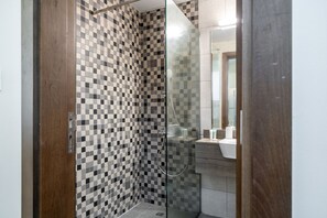 Shower, hair dryer, towels - 610 Azizi Samia |  Stuido (Dubai)