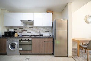 Geladeira, micro-ondas, cooktop, torradeira