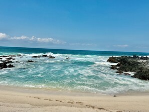 Sun-loungers, beach towels - Charming 1-bedroom apartment in delightful Majahua Beach, Mexico (COL troncones)