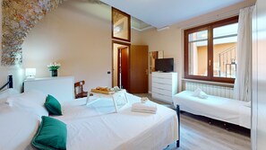 2 slaapkamers, een strijkplank/strijkijzer, gratis wifi, beddengoed