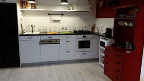 Kühlschrank, Mikrowelle, Ofen, Herdplatte