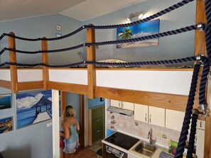 Kühlschrank, Ofen, Herdplatte, Wasserkocher mit Kaffee-/Teezubehör