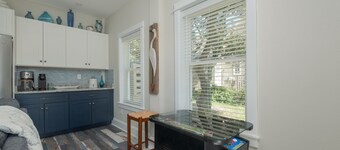 Experience luxury at Sunset Cottage, a 6BR, 5.5BA lakefront retreat in Corolla's Soundside.