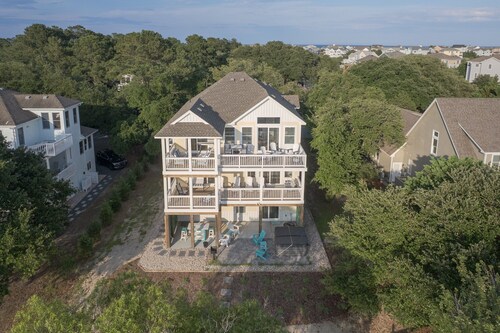 1064 - Sunset Cottage, a 6BR, 5.5BA lakefront retreat in Corolla's Soundside.