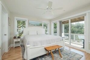 6 bedrooms, travel crib, free WiFi, bed sheets