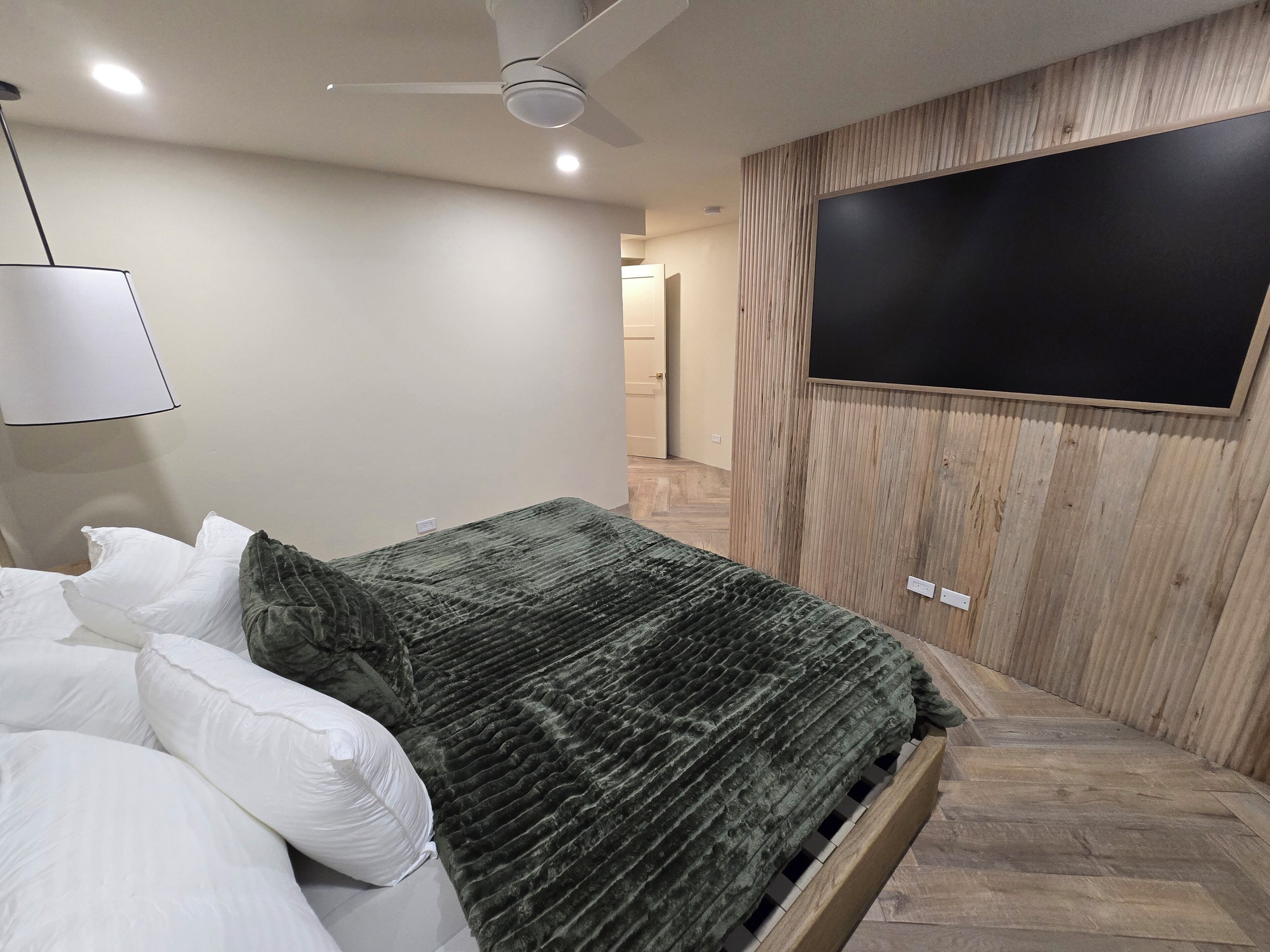 3 slaapkamers, een strijkplank/strijkijzer, reisbedje, wifi