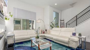 Smart TV, fireplace, books, stereo