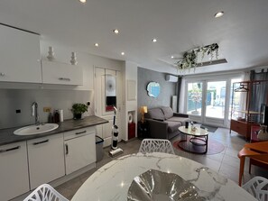 Interior - Port-Fréjus, 400m from the beaches, cozy 28m2 studio, air conditioning, terrace, private parking, ideal for 2 people (Fréjus)