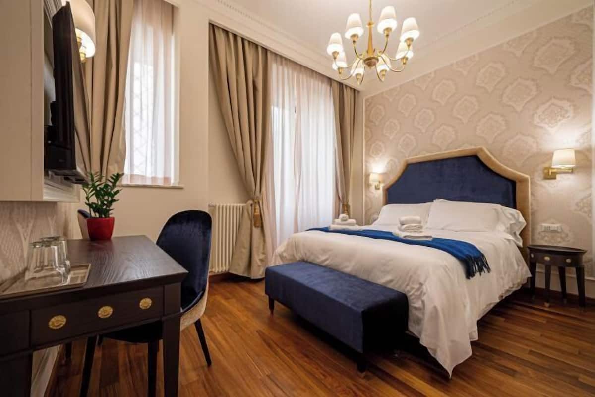 Blackout drapes, WiFi (free), bed sheets