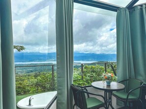 Outdoor dining -  Volcano and Lake View, Eco Glam #1. (La Fortuna)