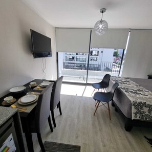 Dining - In front of Hospital U. de Chile with parking lot. (Independencia)
